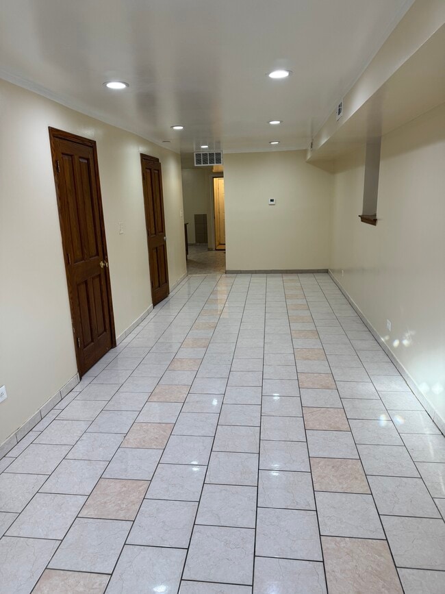 3748 W Cermak Rd, Unit Ground in Chicago, IL - Foto de edificio - Building Photo