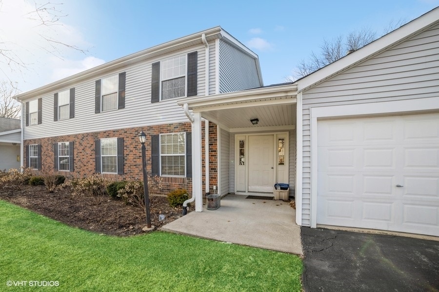 373 Newport Ln in Bartlett, IL - Building Photo