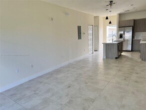 4636 NW 84th Ave in Doral, FL - Foto de edificio - Building Photo