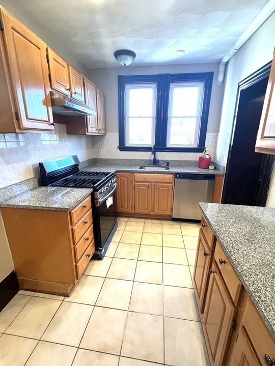 15 Locust St, Unit 2 in Everett, MA - Foto de edificio