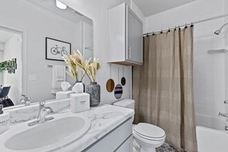 97 @ North Oak in Kansas City, MO - Building Photo - Building Photo