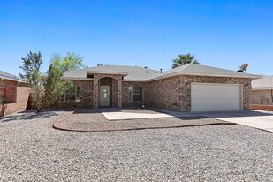 Conveniently Located 4 Bedroom 2 Bath Home in Alamogordo, NM - Building Photo