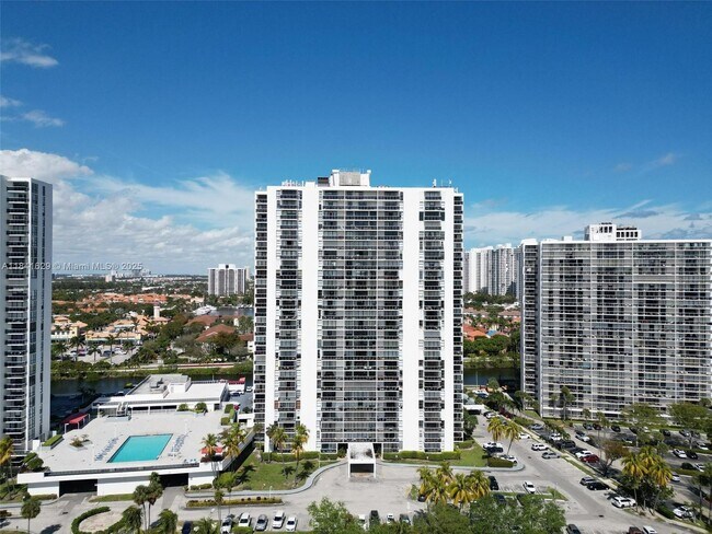 3675 N Country Club Dr in Aventura, FL - Building Photo - Building Photo