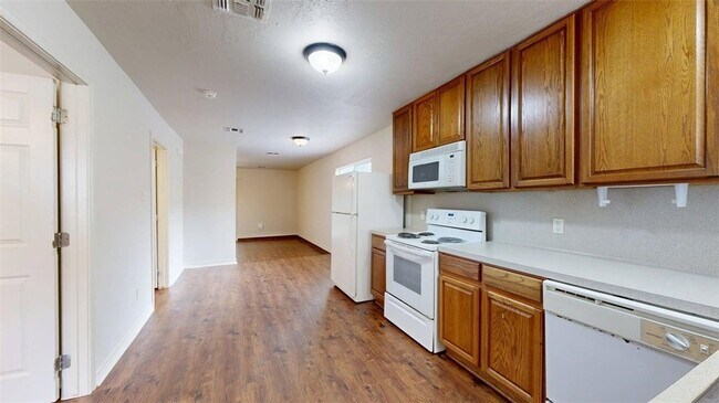 1915 Pine Tree Dr, Unit B in Bryan, TX - Building Photo - Building Photo