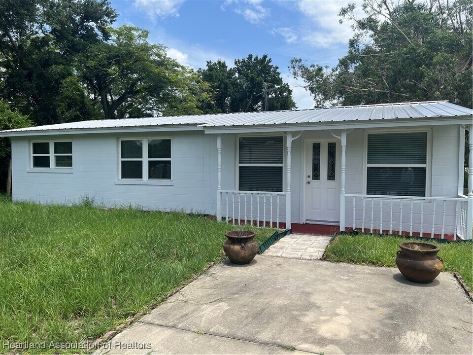 951 Lake June Rd in Lake Placid, FL - Building Photo
