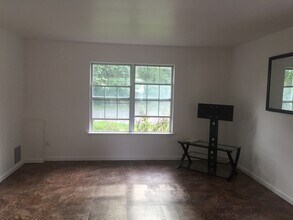 1 Sheridan Dr, Unit 1 in Shirley, NY - Foto de edificio - Building Photo