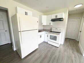 559-561 Wood Ave in Ft. Myers, FL - Building Photo - Building Photo