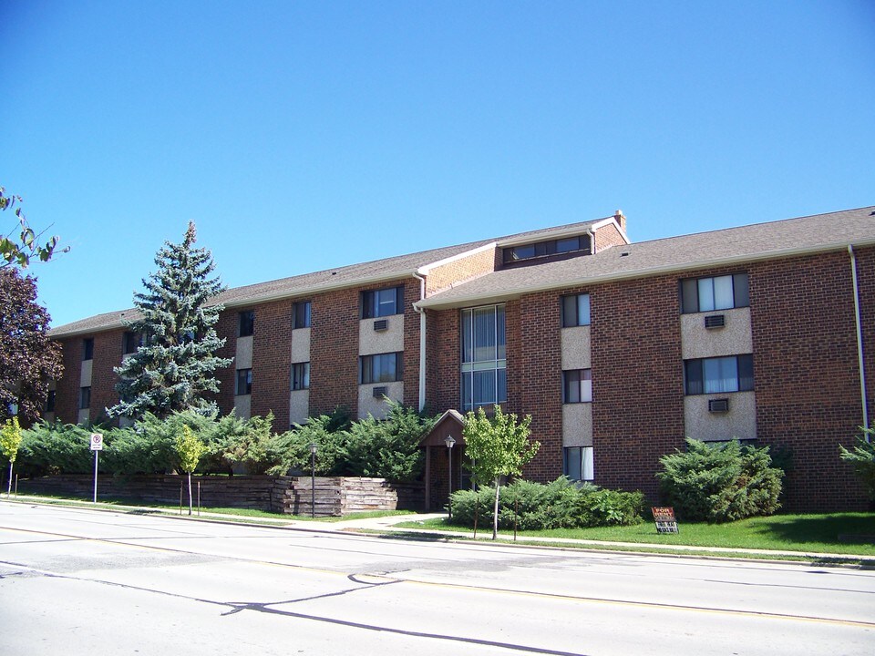 Greenfield Terrace Apartment Homes in West Allis, WI - Building Photo