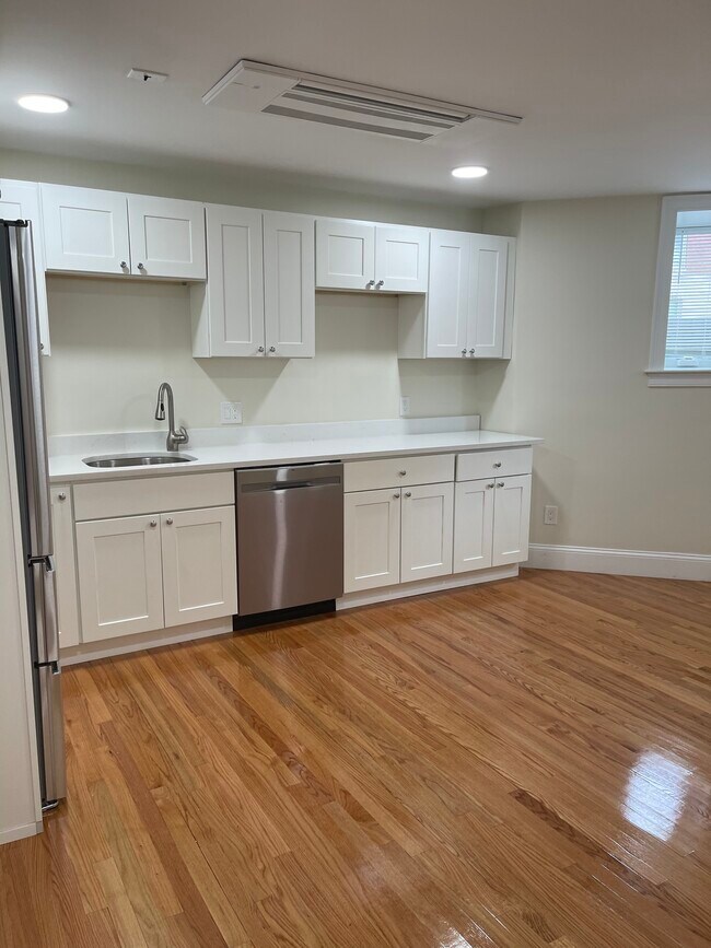 12 Harris St, Unit 1 in Brookline, MA - Building Photo - Building Photo