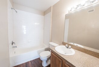 Cullen Park - AFFORDABLE HOUSING in Houston, TX - Foto de edificio - Building Photo