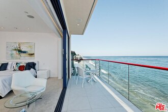 27082 Malibu Cove Colony Dr in Malibu, CA - Foto de edificio - Building Photo