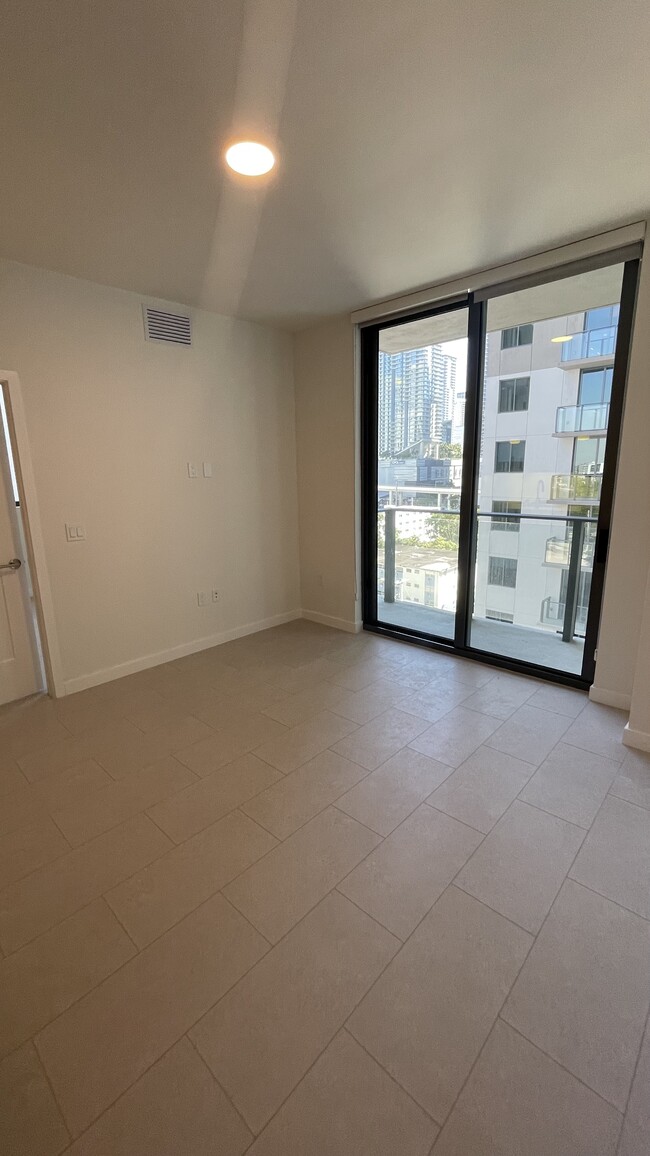 590 SW 9th St, Unit A1 in Miami, FL - Foto de edificio - Building Photo