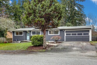 24116 102nd Pl W, Unit A in Edmonds, WA - Foto de edificio - Building Photo