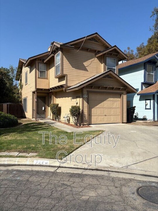2408 W Packwood Dr in Visalia, CA - Building Photo