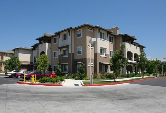 Via Roble Apartments in Escondido, CA - Foto de edificio - Building Photo