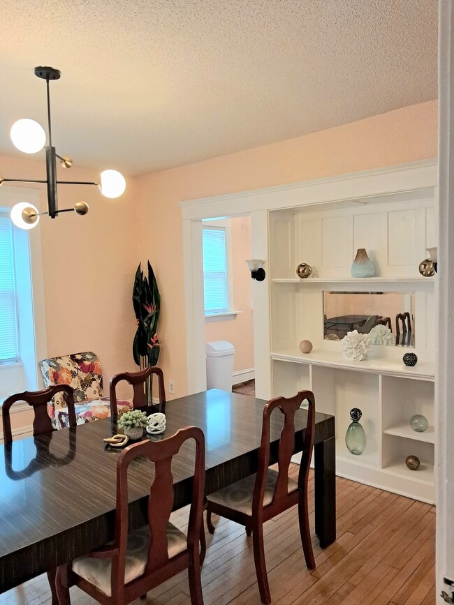 2022 Oakland Ave, Unit Siyeh Sage Flat