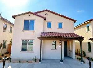 16670 Rose Petal Wy in Fontana, CA - Building Photo - Building Photo