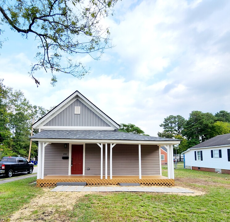 201 S 5th St in Smithfield, NC - Building Photo