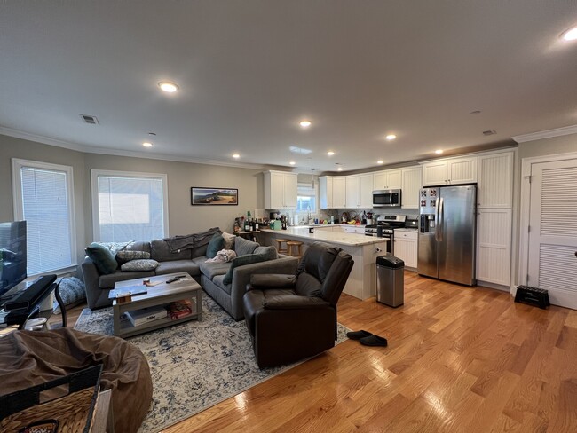 118 Holland St, Unit 1L in Somerville, MA - Building Photo - Building Photo