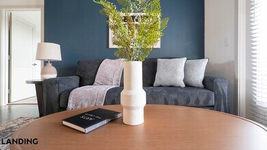 2825 Main St in Buda, TX - Foto de edificio - Building Photo