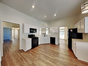 12210 Longmont Dr in Charlotte, NC - Building Photo - Building Photo