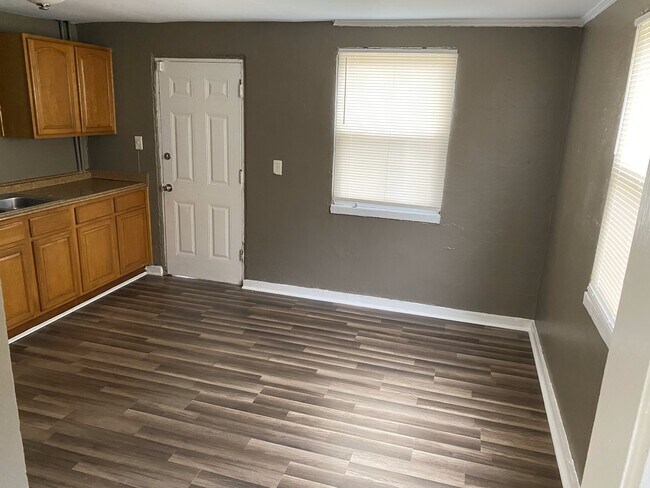 4951 Hillsboro Ave in Charlotte, NC - Building Photo - Building Photo