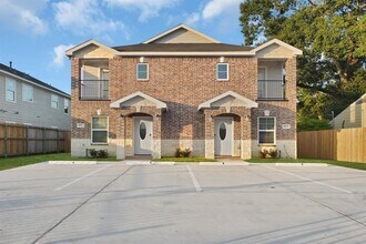 7927 Bowen St in Houston, TX - Building Photo - Building Photo