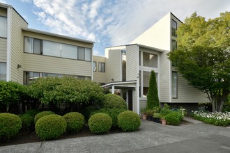 San Juan Apartments in Everett, WA - Foto de edificio - Building Photo