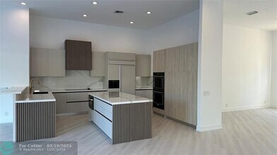 2550 Jardin Terrace in Weston, FL - Building Photo - Building Photo