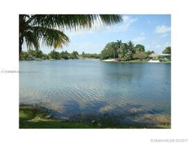 14211 N Kendall Dr in Miami, FL - Building Photo