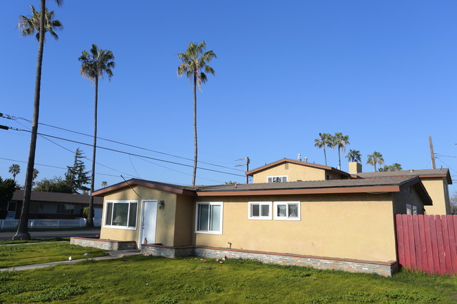 302 Ramona Pl in Costa Mesa, CA - Foto de edificio - Building Photo