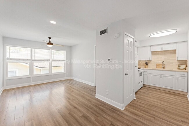 2887 Post St