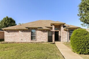 1755 Reynolds St in Lancaster, TX - Building Photo
