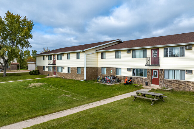 Village Apartments (St. Pt.) in Stevens Point, WI - Foto de edificio - Building Photo