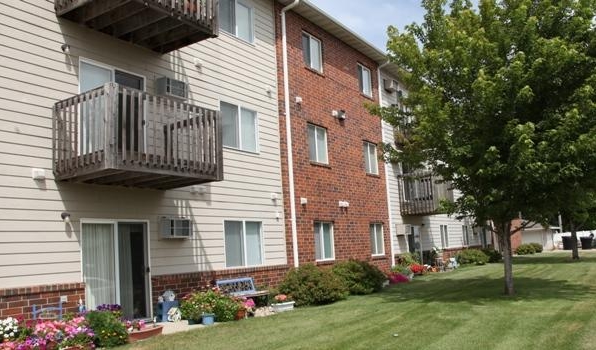 Wilkeshire Apartments in Watertown, SD - Building Photo