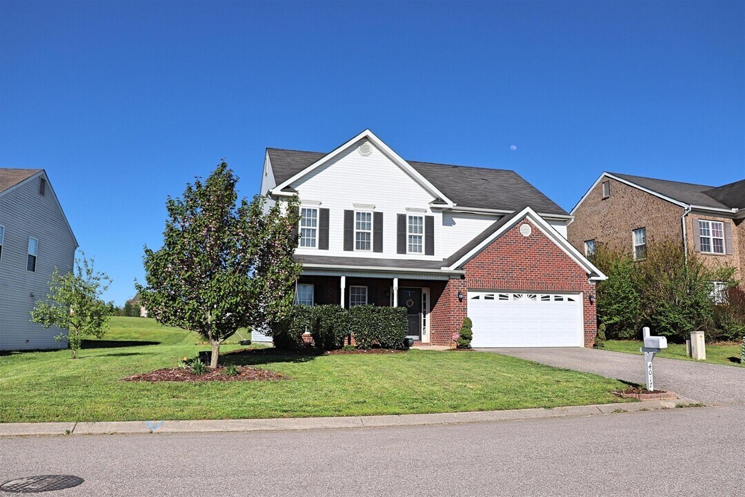 4017 Cadence Dr in Spring Hill, TN - Foto de edificio