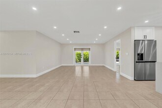 13231 SW 86th St in Miami, FL - Foto de edificio - Building Photo