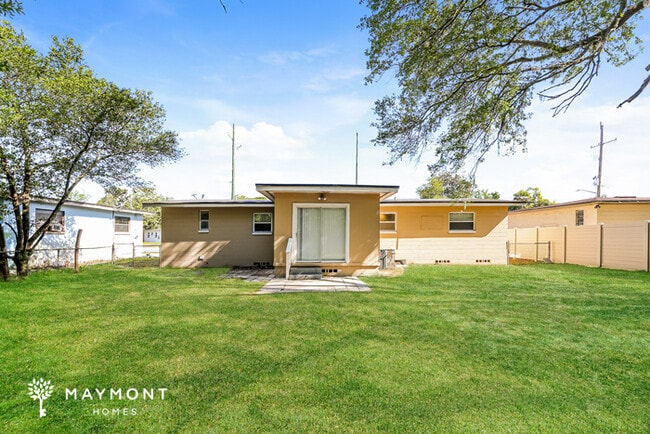 6308 Merrill Rd in Jacksonville, FL - Foto de edificio - Building Photo