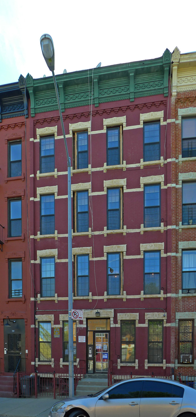 558 Kosciuszko St in Brooklyn, NY - Foto de edificio - Building Photo