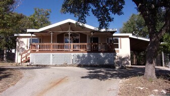 252 Sir Winston Dr in Canyon Lake, TX - Building Photo