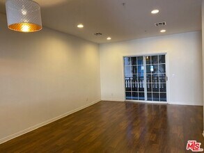 5248 Satsuma Ave in Los Angeles, CA - Building Photo - Building Photo