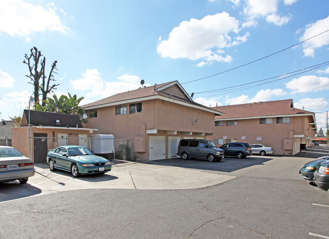 345 S Tustin St in Orange, CA - Foto de edificio - Building Photo