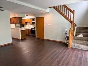 1407 Oak Leaf Ln in Woodstock, IL - Building Photo - Building Photo