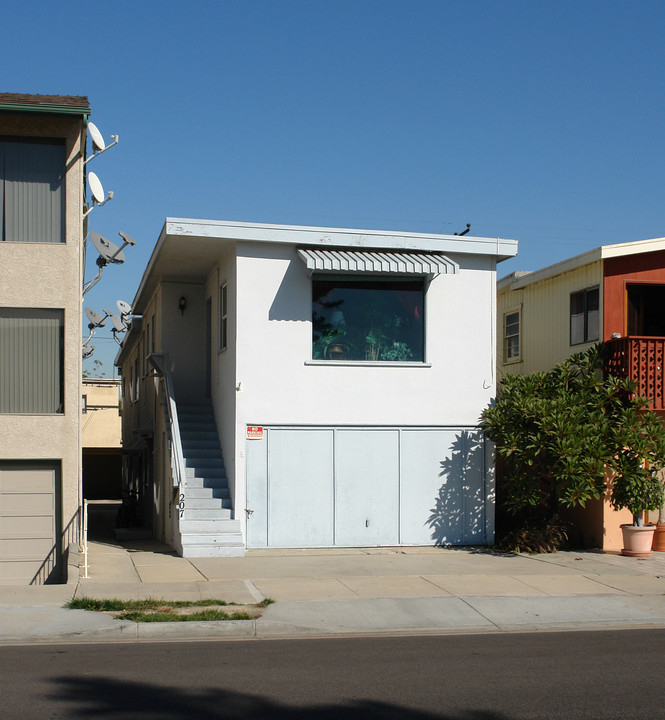 207 Ocean Ave in Seal Beach, CA - Building Photo