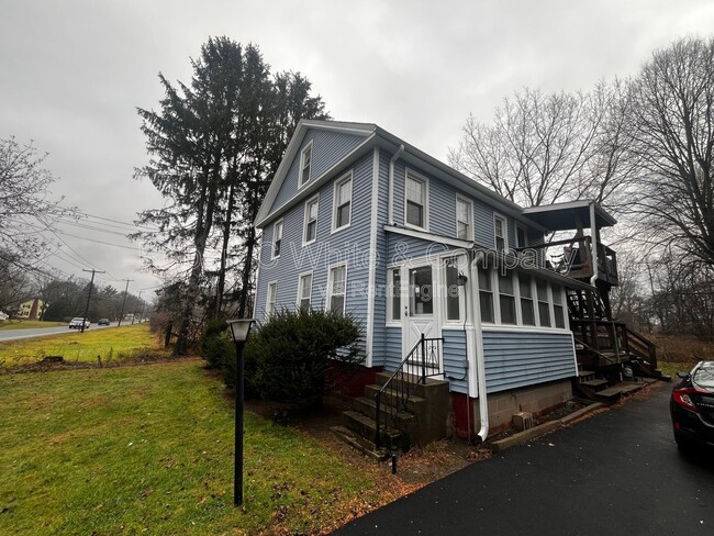 98 N Grand St in Suffield, CT - Building Photo - Building Photo