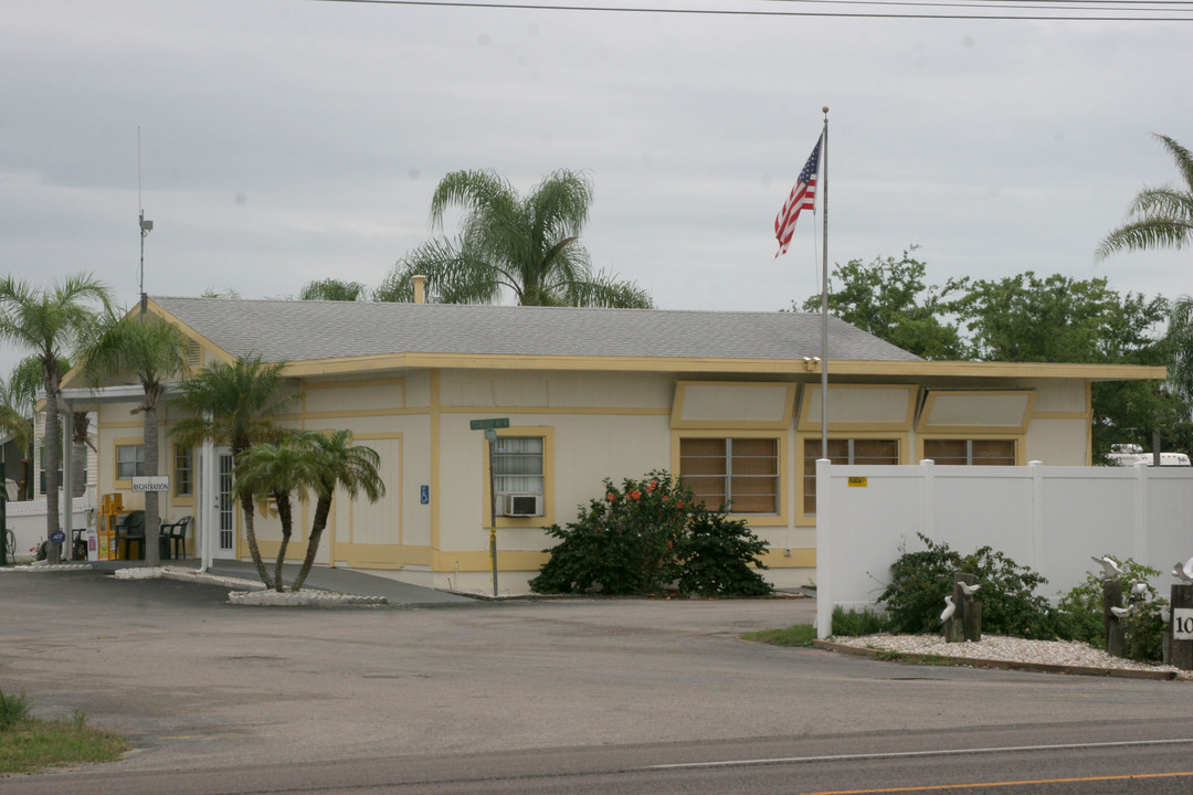 Myakka River RV Resort in Venice, FL - Foto de edificio