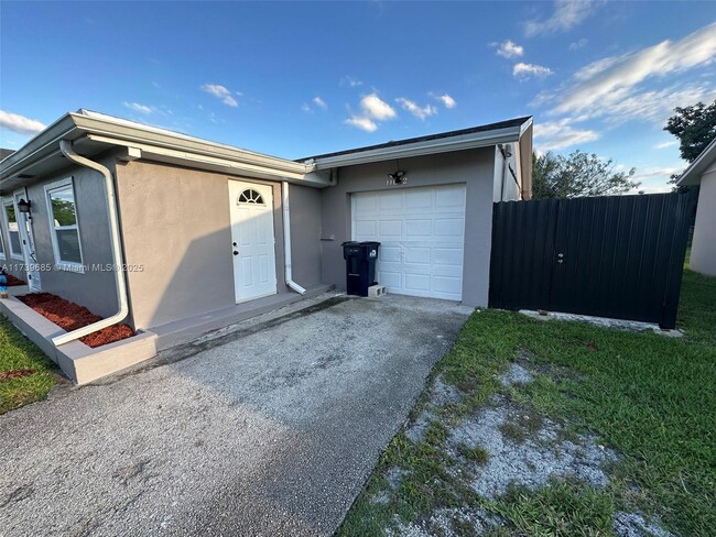 11042 SW 166th Terrace in Miami, FL - Building Photo - Building Photo