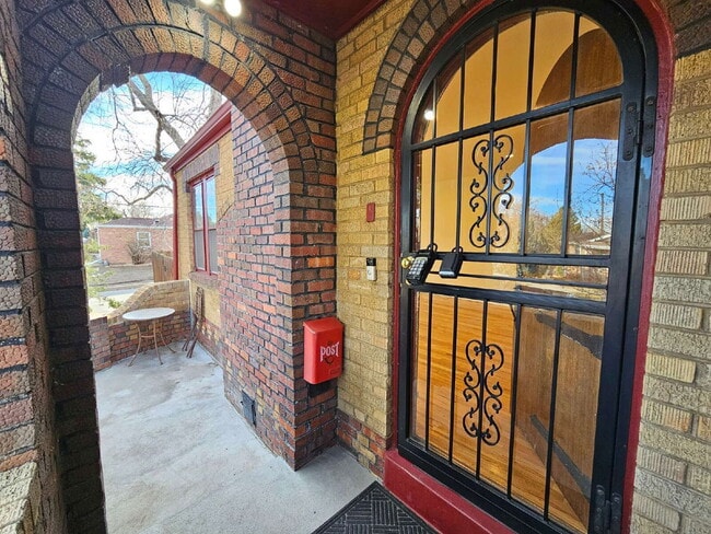 property at 1401 Roslyn St