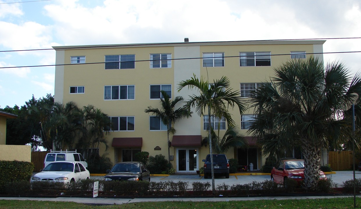 1060 Crystal Lake Dr in Pompano Beach, FL - Building Photo