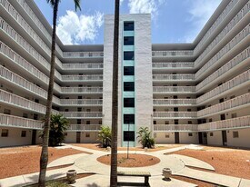 15600 NW 7th Ave in Miami, FL - Building Photo